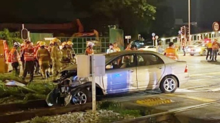 屯門私家車凌晨闖輕鐵路軌-車上昏迷男子被途人合力救出送院