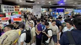 iPhone開賣丨放機人龍排出先達--一款機仍炒高1800元-Pro細機變-蟹貨