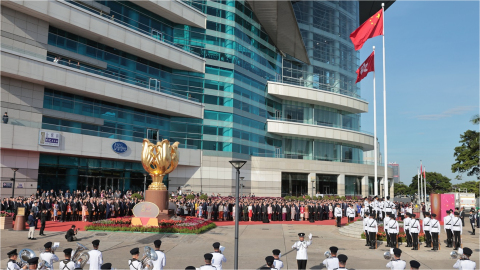 有片︱國歌響徹全港　社會各界辦升旗禮迎75周年國慶