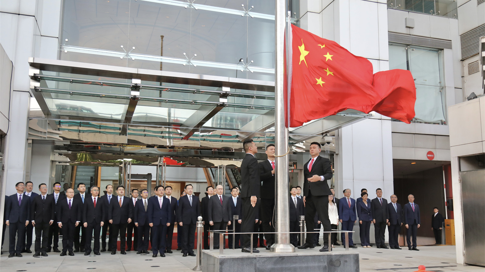 有片︱國歌響徹全港　社會各界辦升旗禮迎75周年國慶