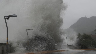 颱風-山陀兒-未登陸台灣已致2死逾百傷-高雄港口颳17級狂風現8-4米巨浪