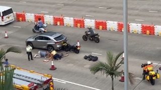 交通意外-西隧九龍入口電單車與私家車相撞-鐵騎士倒地昏迷送院