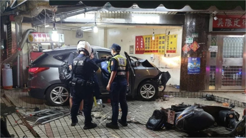 台北15歲少年開車撞進街邊麵線攤　釀三死兩傷