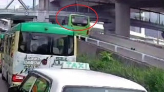 香園圍口岸旅遊巴因車身過高撞行人天橋-司機受傷送院