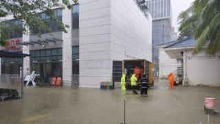 潭美迫近-三亞強降雨致城市水浸-消防隊排澇除險教育局宣布停課