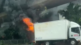 有片-九龍灣偉業街貨車起火-司機及跟車工慌忙逃生