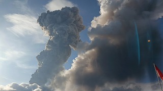 印尼勒沃托比火山一周內第二度爆發-當局提升警戒級別至最高