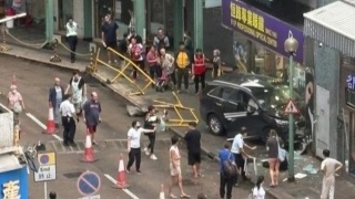 屯門龍門路私家車剷上行人路撞眼鏡舖-4人受傷全部清醒送院