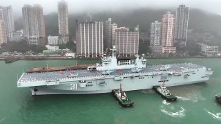 警方-兩解放軍艦訪港停泊西環-兩男涉違法用無人機拍攝被捕