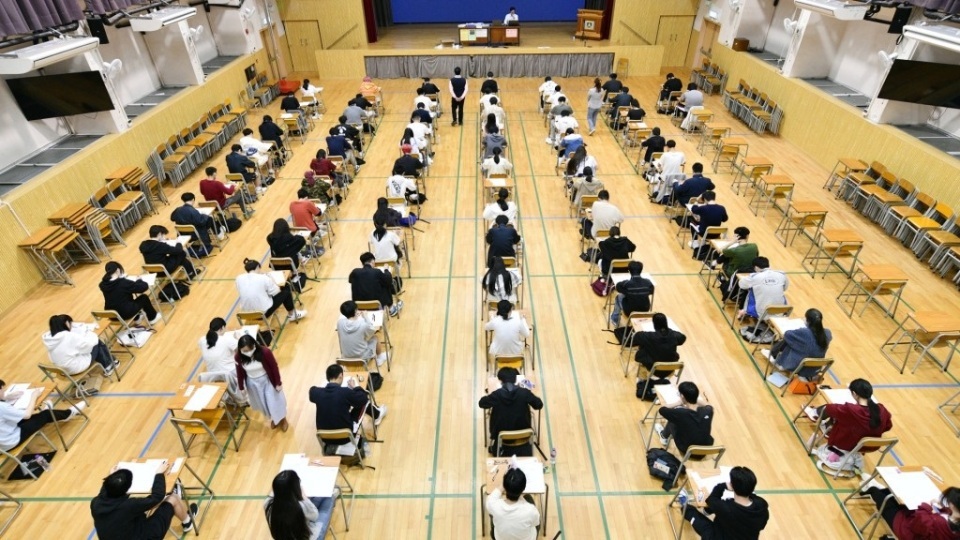 熱話｜傳有DSE考生屯門應試時去錯廁所遭5教職員包圍盤問　網民：向考評局投訴