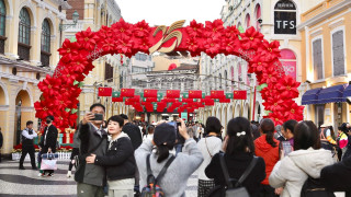 多圖-澳門回歸25周年-街頭旗海飄揚-市面節慶氣氛濃