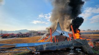 有片-不斷更新丨南韓務安機場客機衝出跑道墜毀-機身斷兩截179人罹難