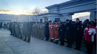 西藏地震-遇難同胞悼念儀式今早舉行-數百人脫帽肅立默哀3分鐘