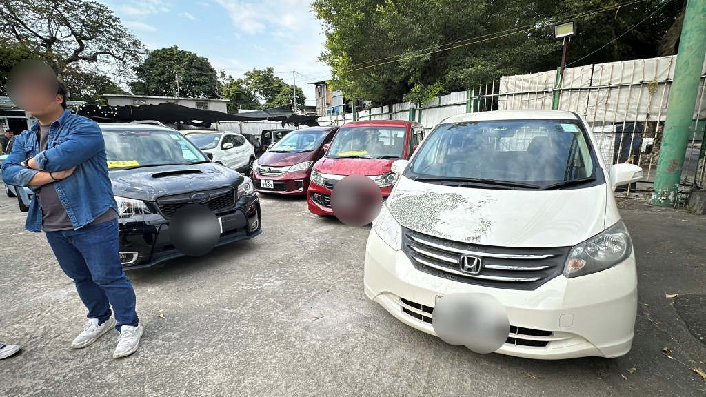 有片│元朗車場4車遭淋腐液「毀容」  男子凌晨爬圍欄潛入犯案