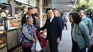 李家超領關愛隊愛民邨探獨居長者-光顧小店買蘿蔔糕獲女孩讚-好靚仔