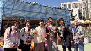 Foreign-friends-explore-Lunar-New-Year-flower-market