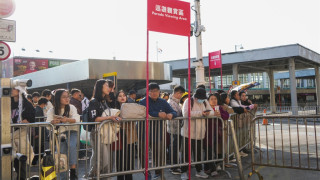 蛇年初一-花車巡遊晚上8時尖沙咀舉行-市民旅客一早霸定靚位