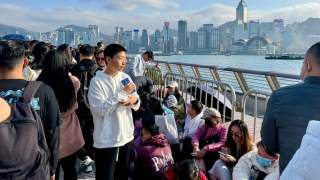 尖沙咀海旁擠滿市民遊客等待晚上煙花匯演-天文台預測有雲料無礙觀賞