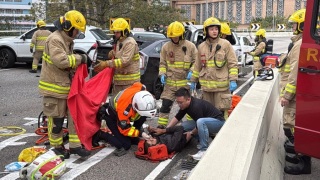 交通意外-8車西九龍走廊相撞至少2人送院-有私家車司機位置彈出氣袋