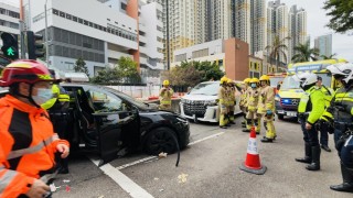 長沙灣私家車失控剷上安全島再撞車-3人受傷1人一度被困車底