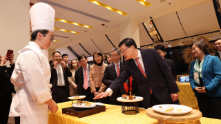 李家超鼓勵飲食業界敢於創新求變-讓香港-美食天堂-金字招牌更光更亮