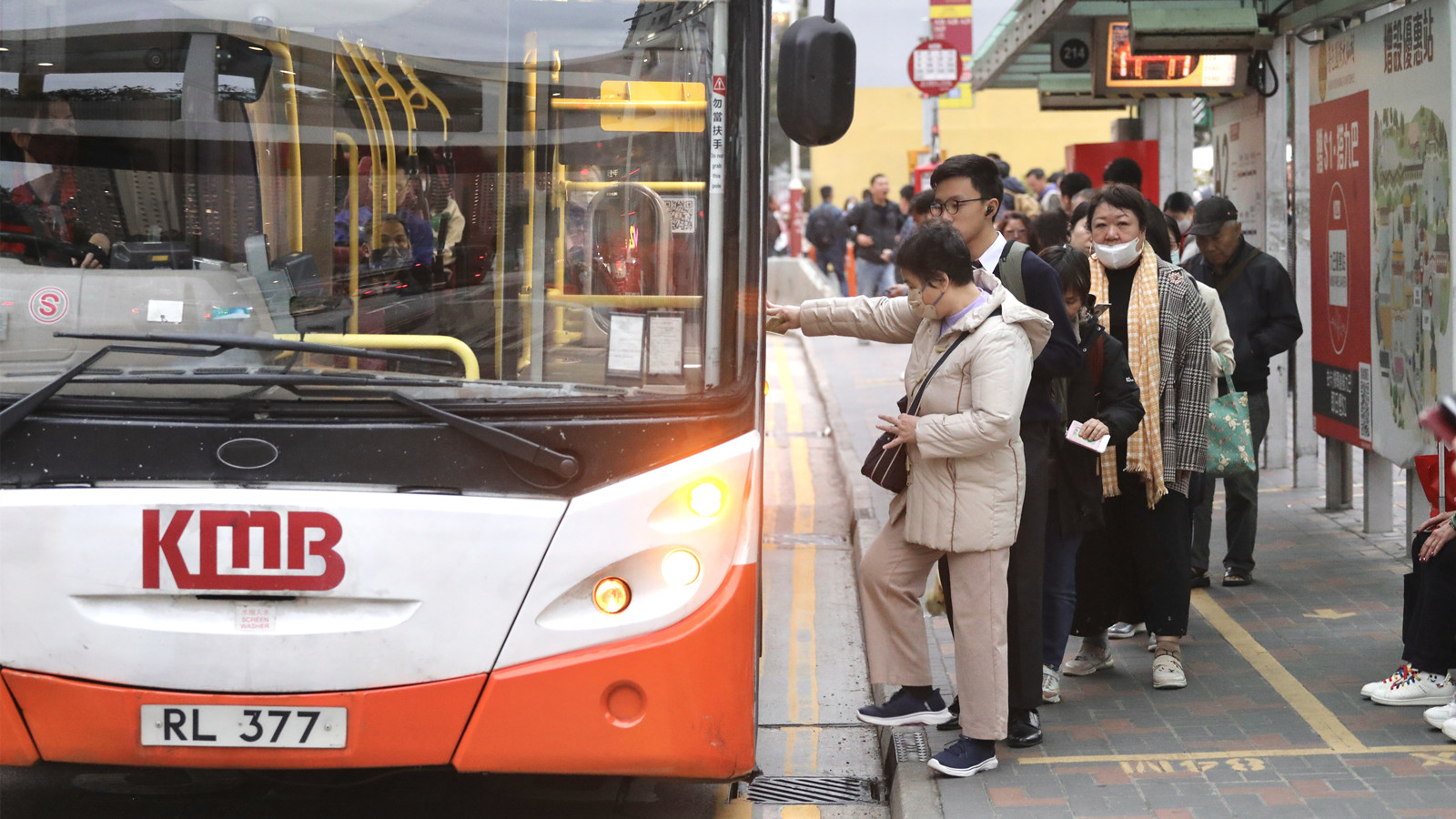 有片·財政預算案︱2元乘車每月限搭240程　車費10元以上改兩折　