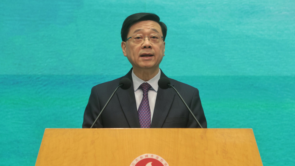 全國兩會｜李家超出發前赴北京　明日列席全國人大開幕會