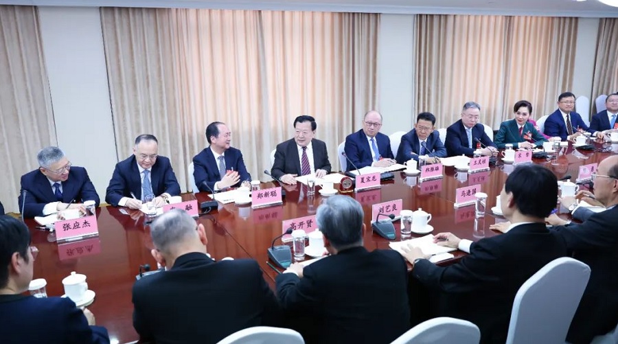 夏寶龍看望港澳地區全國人大代表　籲積極反映民意建言獻策