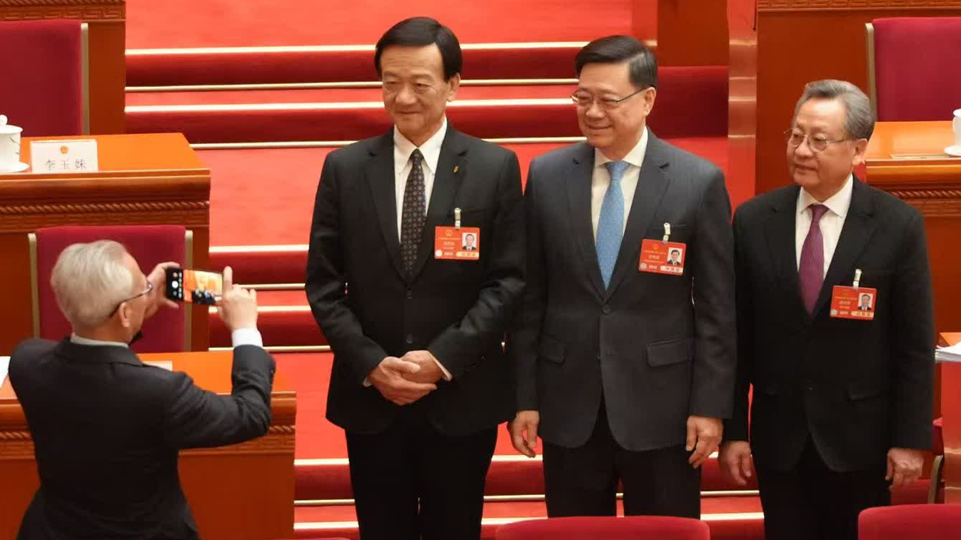 全國兩會｜港澳特首化身攝影師　互幫對方拍照