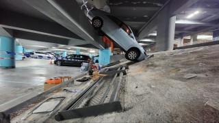 華貴邨停車場私家車失控-撞毀欄杆卡斜坡--88歲司機受傷送院