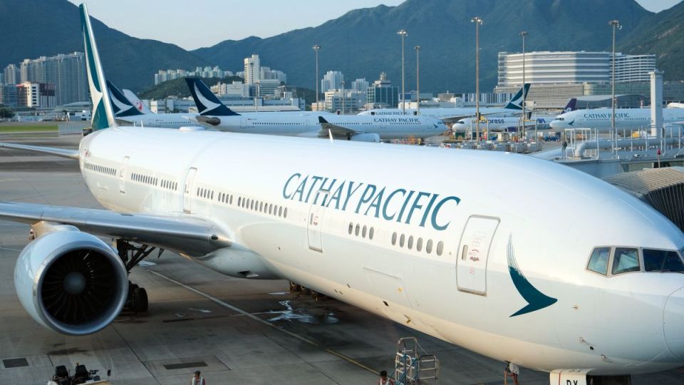 異動股-國泰曾跌逾7--創半年最大跌幅-往返杜拜和利雅得航班取消