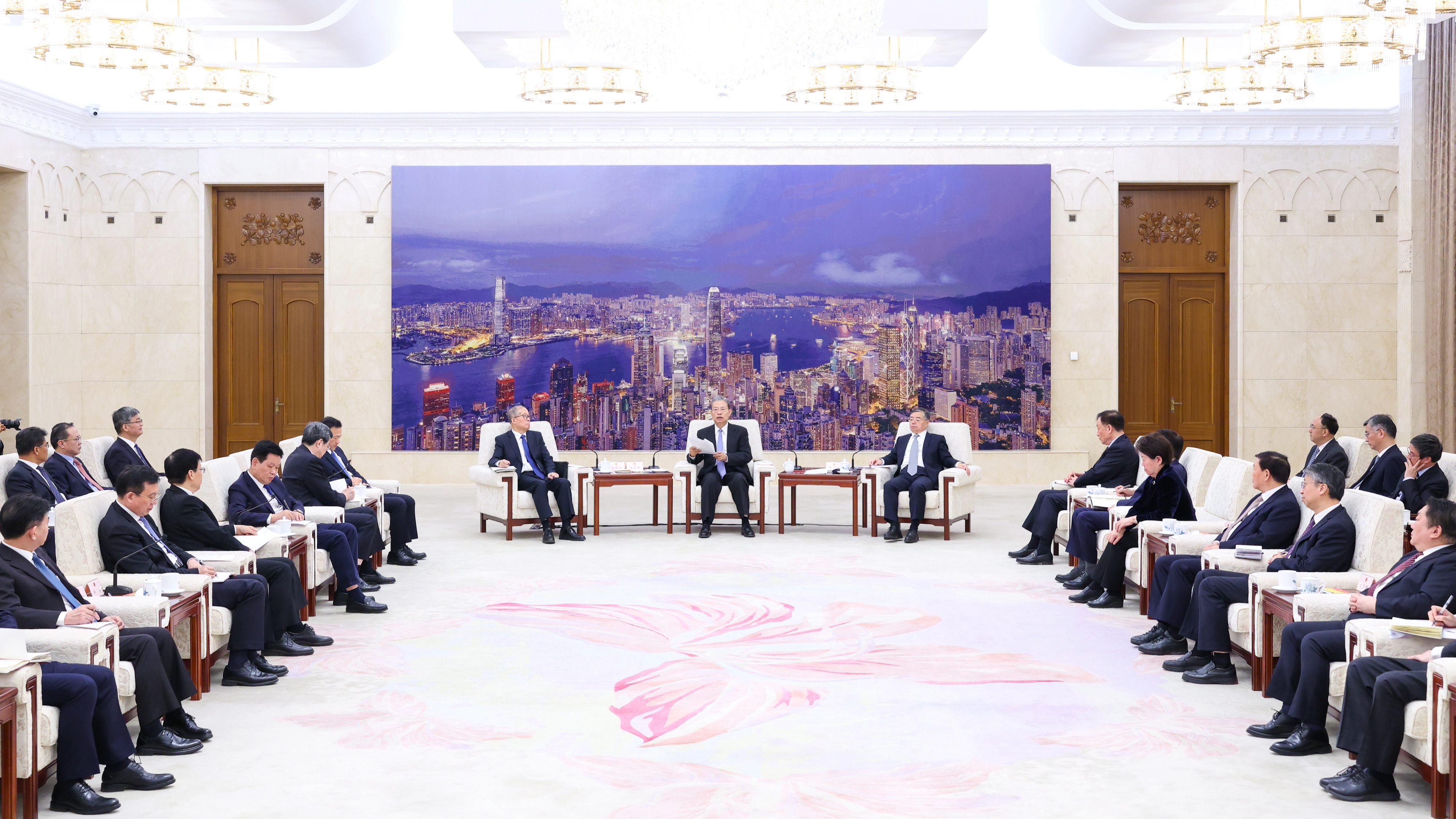 全國兩會｜趙樂際探望新聞工作者：講好中國故事、全過程人民民主故事