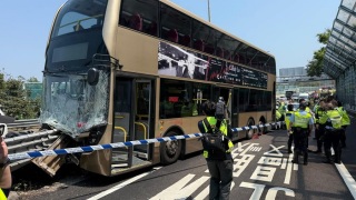 交通意外-九巴74X吐露港公路失事撞壆-11人受傷