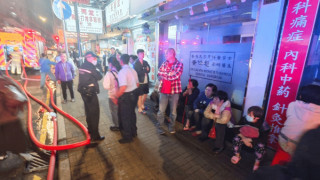 深水埗有大廈梯間起火四人送院-約100人自行疏散