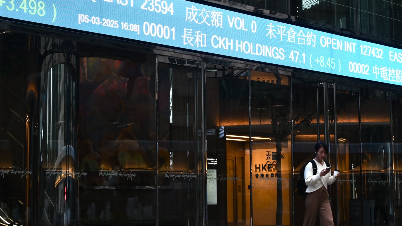 恒指險守二萬一關  現貨黃金升穿3300美元 赤峰黃金收升逾兩成