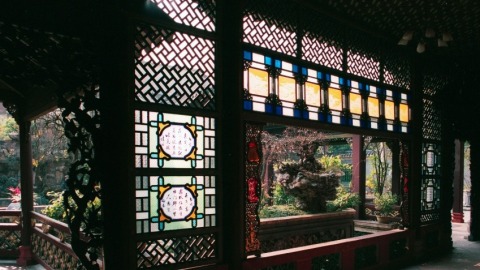 當代中國-嶺南古築遺珍-一扇-滿洲窗-裏看遍四季