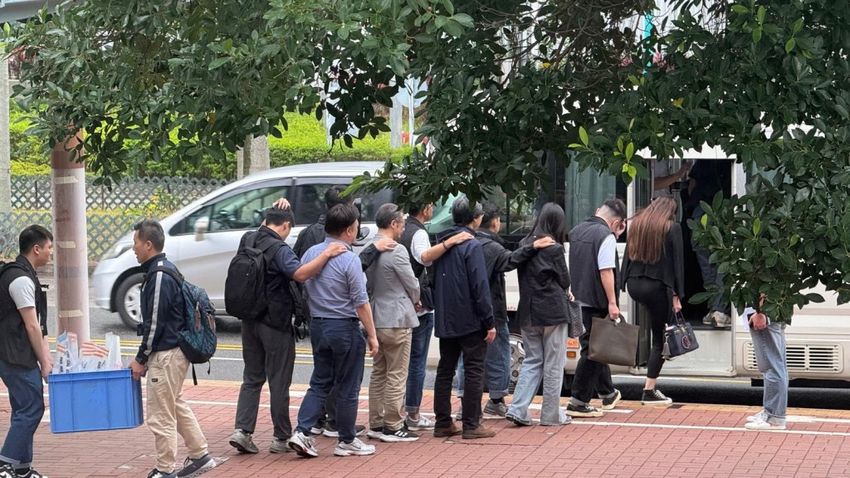 警拘董事夫婦共10人 涉網站宣傳提供嬰兒性別選擇及代母服務