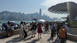 五一黄金周-街訪-熱門景點人流旺-有內地旅客大讚港人友善