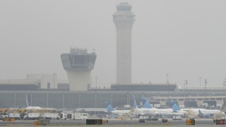 美國紐瓦克機場現技術問題致人手短缺-大批航班延誤或取消