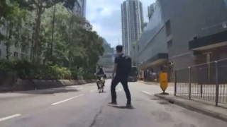 有片-電動單車男葵涌遇警截查企逆線逃走仍被捕-網民--抵拉