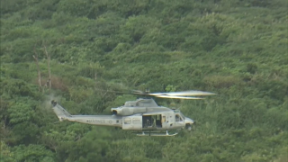 駐日美軍直升機高空掉落可燃重物-沖繩居民憤怒抗議要求整改