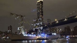 有片丨墨國海軍帆船撞布魯克林大橋-19人傷橋身未嚴重受損