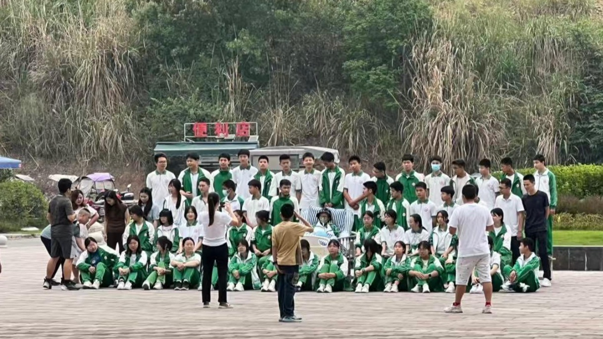 有片｜四川中學生患癌命危 全班同學赴醫院拍畢業照後翌日離世