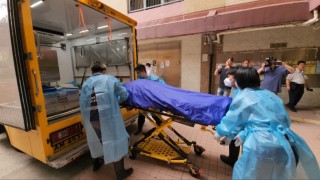 樂華北邨中年婦疑病發倒斃家中4日-3歲女靠乾糧充飢拍打鐵閘驚動鄰居揭發
