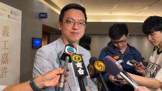 牛頭角伴屍悲劇-何啟明感痛心全力協助女童日後生活