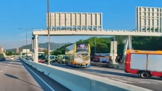 交通意外-港深西部公路4車相撞至少7傷-1名警員避車跳橋重傷送院治理