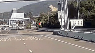 有片-港深西部公路車禍-車cam拍下警員跳橋保命一刻