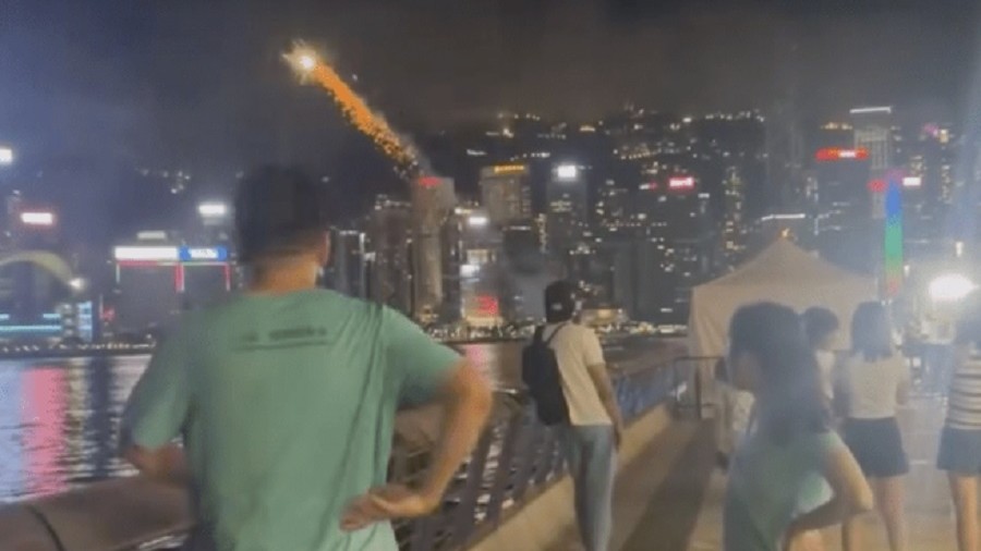 有片‧熱話｜男子於星光大道疑公然放煙花　網民斥無法無天
