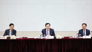 夏寶龍與愛國愛港團體及主要高校代表座談-考察啟德體育園