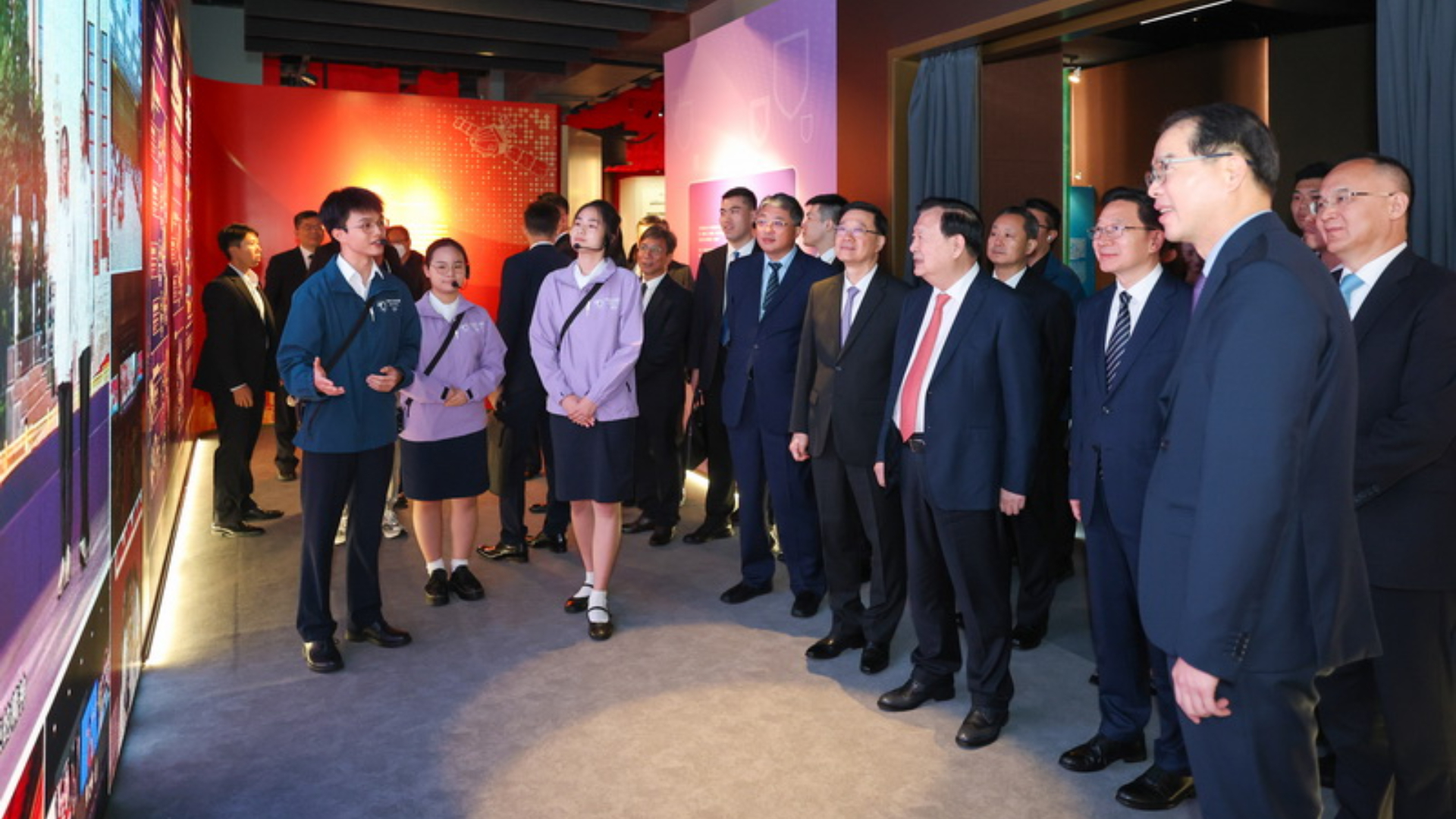 夏寶龍參觀香港國家安全展覽廳和香港國安法公布實施5周年專題展覽　到駐港國安公署調研